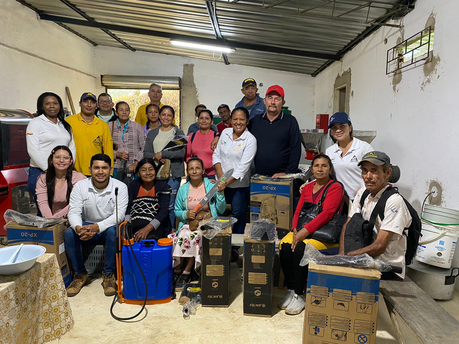 En la Sierra Nevada, CORPAMAG y Comitè de Cafeteros del Magdalena entregan insumos para mejorar la producción de café y proteger las fuentes de agua